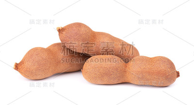 白色背景上分离出的甜罗望子。两个新鲜的完整罗望子。