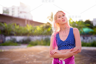 美丽的年轻女子户外与冷静的态度