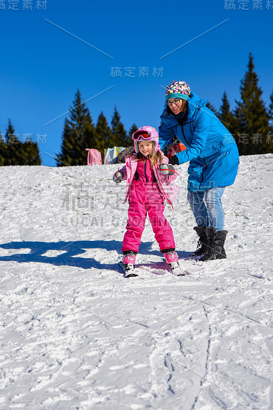 这个女孩学滑雪