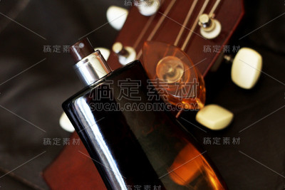 男士的玻璃香水和吉他如此接近