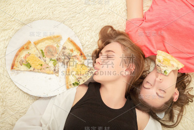 两个女孩吃披萨