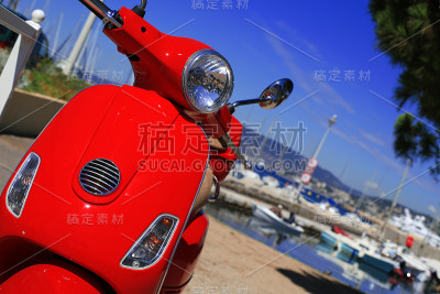 红色滑板车对着大海