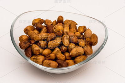 玻璃碗里的剥了皮的榛子