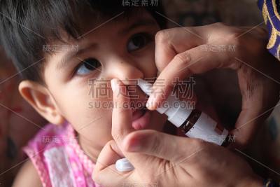 婴儿在鼻子上吃药