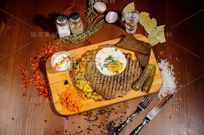 在木板上煎蛋和肉。俯视图
