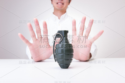 手榴弹和男人