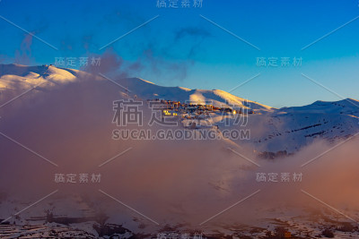 黎巴嫩滑雪场山谷中的薄雾