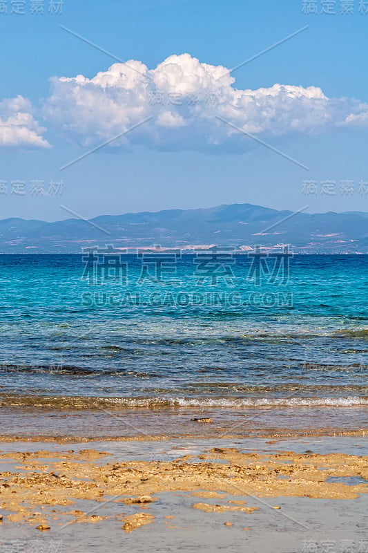 阿菲托斯镇海滩全景，卡桑德拉，查尔基迪基，马其顿中部，希腊。爱奥尼亚海边的海滩