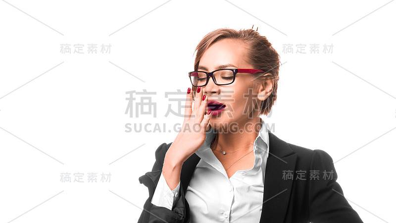 商业的女人打了个哈欠。孤立在白色背景上