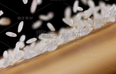 米粒落在木桌上