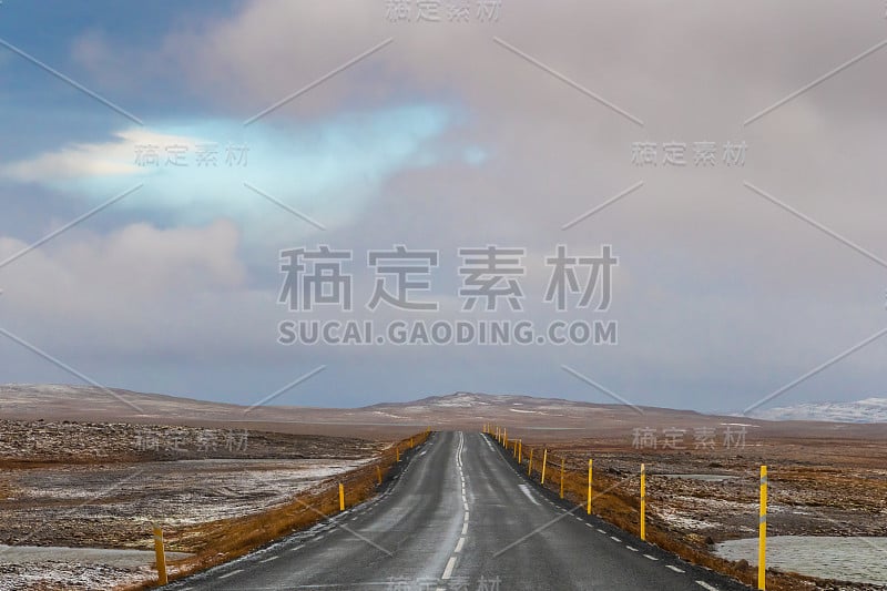 在冰岛的公路旅行，在第一次雪云开放后，开车翻越山口