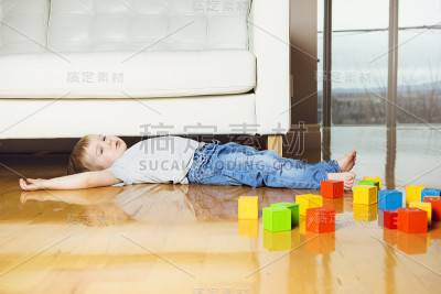 孩子在房子里玩积木