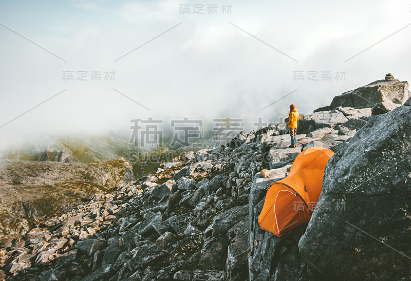 露营在山顶的帐篷在岩石悬崖和独自享受景观鸟瞰冒险旅行远足假期