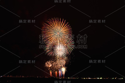 在盛大的节日里放烟花