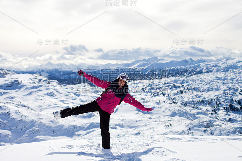 年轻迷人的女人，在奥地利滑雪胜地滑雪