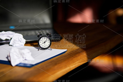 现代办公场所，木质办公桌在强光下，阳光与时钟，纸张