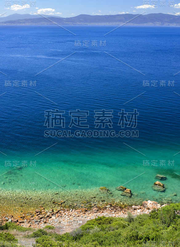 美丽的海滩希腊温泉度假村与温泉Loutra-Edipsou在埃维亚岛(Euboea)在爱琴海