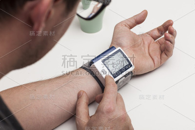 男子正在检查血压。高血压。