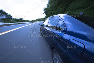 汽车以很高的速度行驶