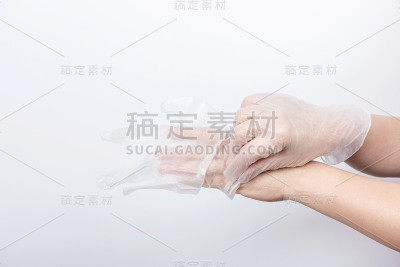一双戴着手套的手