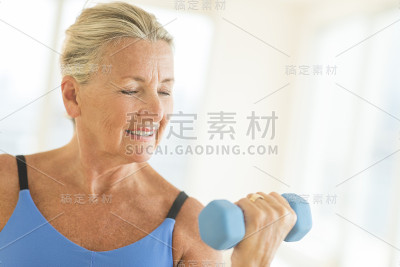 在家用哑铃锻炼的女人