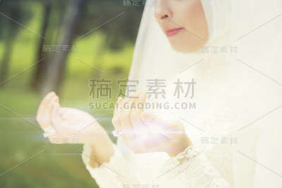 穆斯林女孩在白衣祈祷，女性的手祈祷