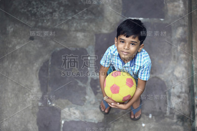 印地安小男孩和足球
