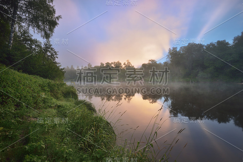 清晨的高加河谷有雾