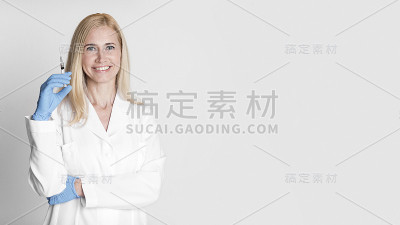 接种概念，女医生拿着注射器进行注射
