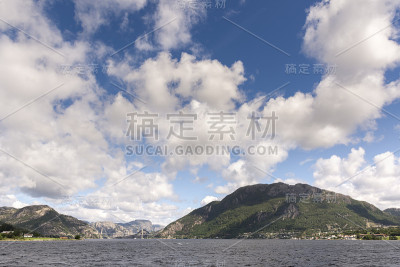 在罗弗敦的斯塔万格海和山之间的景观