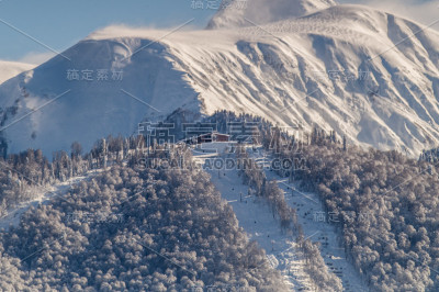 一览滑雪胜地红波利亚纳山，索契，俄罗斯。