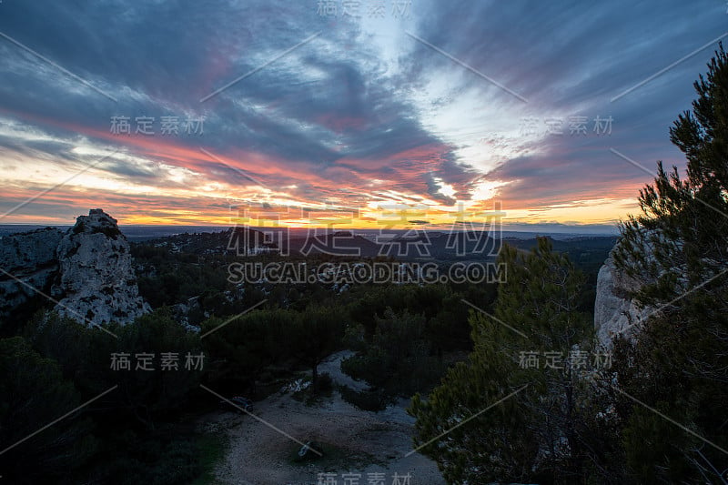 日落或日出在天空的阿尔皮勒斯橙色和黄色。美丽的云彩，完美的天空替代。