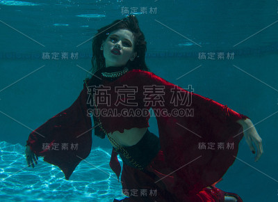 明亮的红裙子