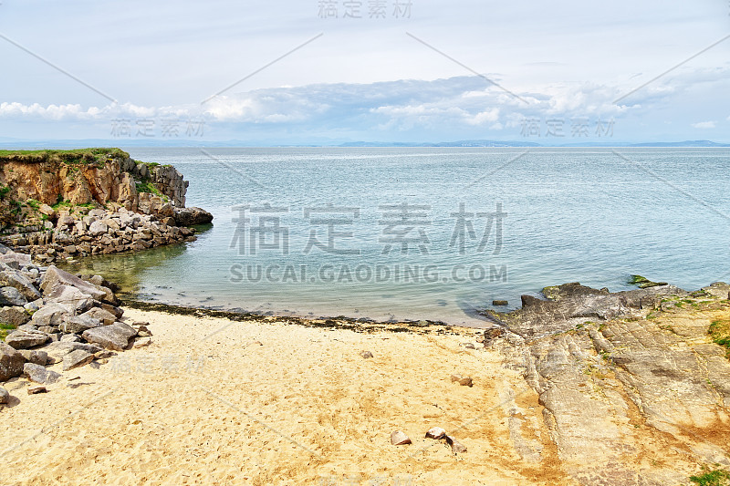 黑沙姆角上的一个僻静的海湾，靠近英格兰北部的莫克姆