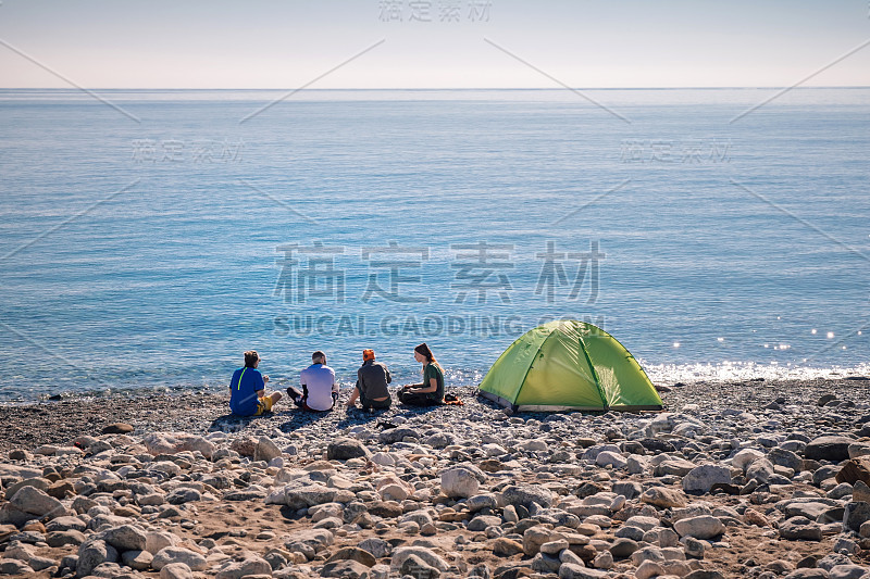 在奇拉利海滩上露营的徒步旅行者