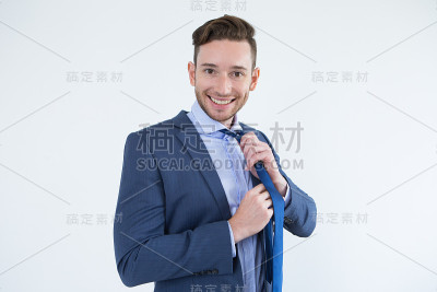 满足英俊的商人打扮