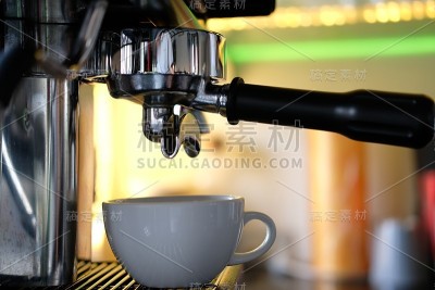 关闭咖啡杯和咖啡机