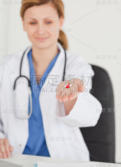 金发女医生向镜头展示药片