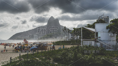 俯瞰巴西里约热内卢伊帕内玛的戏剧性云彩。Fre