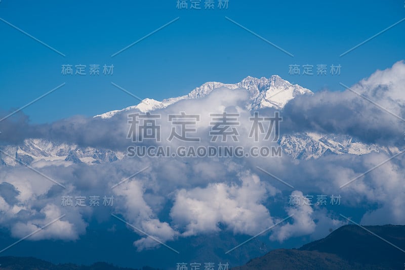 康城章嘉峰后云雾缭绕山水