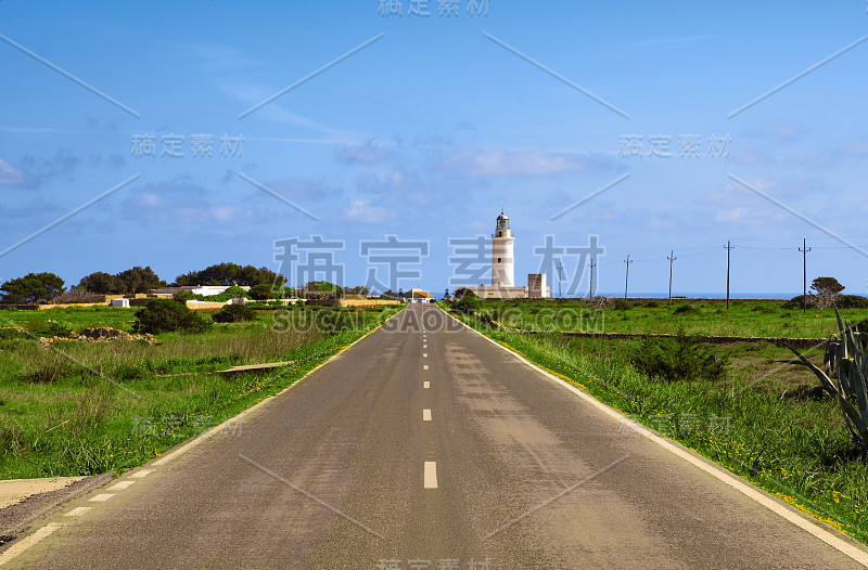 巴利阿里群岛福门特拉的埃尔皮拉尔德拉莫拉的道路和灯塔