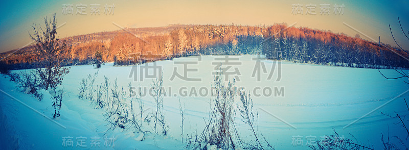 美丽的冬季景观全景。寒冷中的日落和清晨。新年，圣诞库存照片。白雪覆盖的西伯利亚的物种