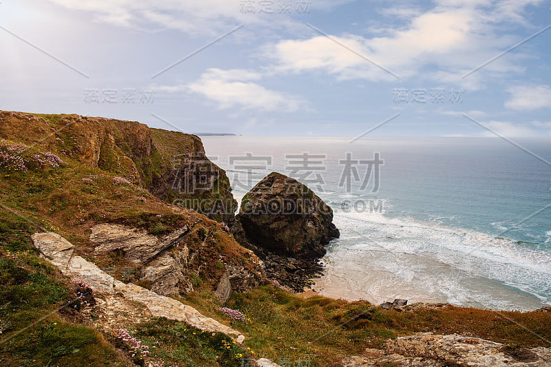 康沃尔郡陡峭的海岸和蓝天