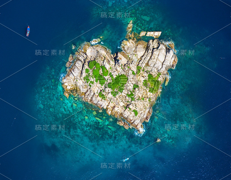 航拍岩石岛的心脏