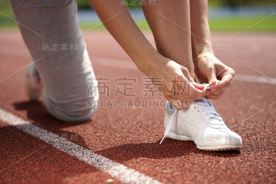 女跑步者系鞋带
