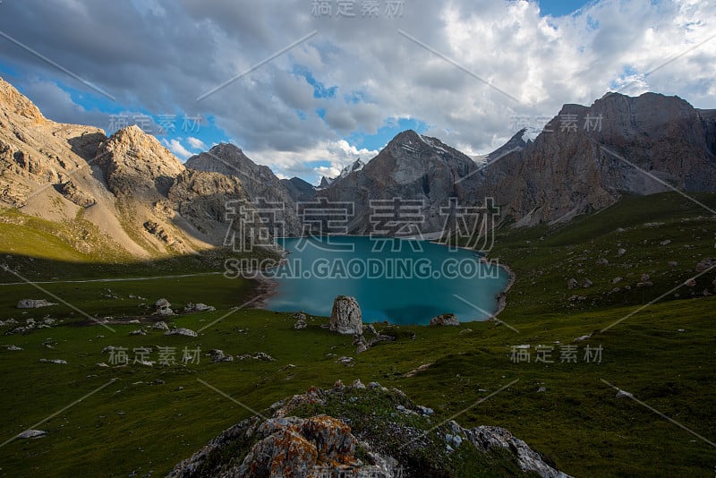 雄伟的中国雪山。令人惊叹的中国自然景观。美丽的湖景。