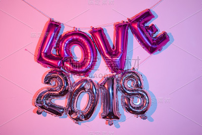 气球组成了单词love和数字2018