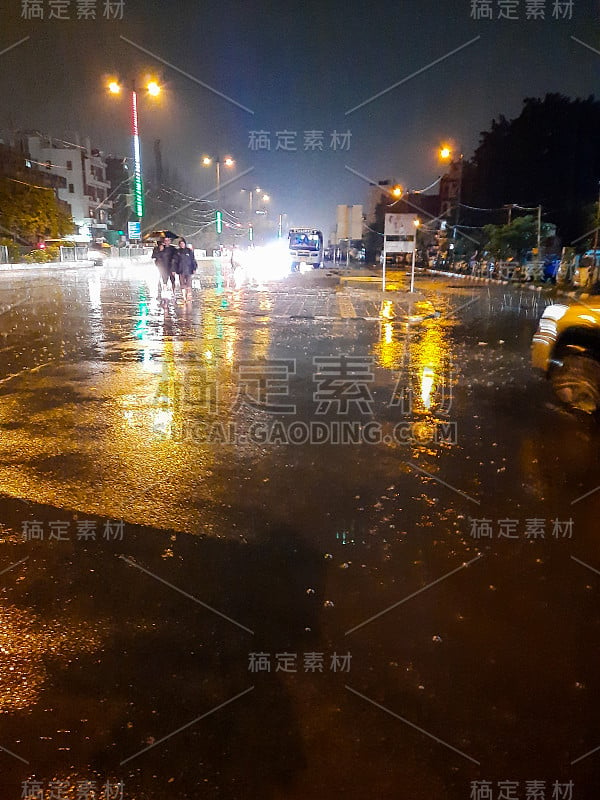 印度德里的道路在夜间的雨天视图，在夜间的暴雨视图