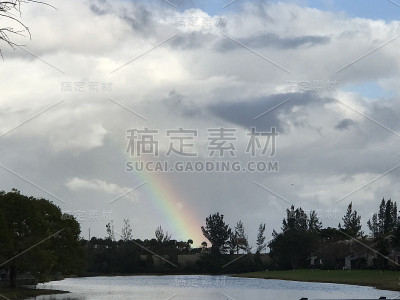 彩虹在湖