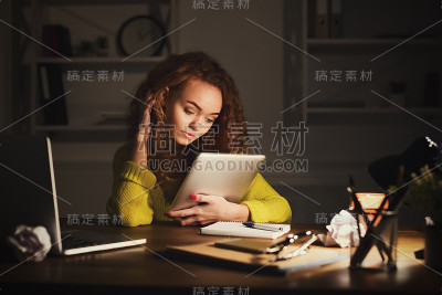 专注的女人在办公室的复印空间